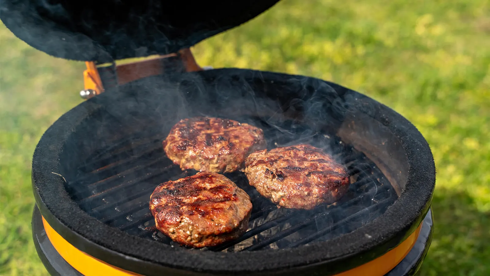 Heerlijke runderburgers die gebakken worden op de barbecue