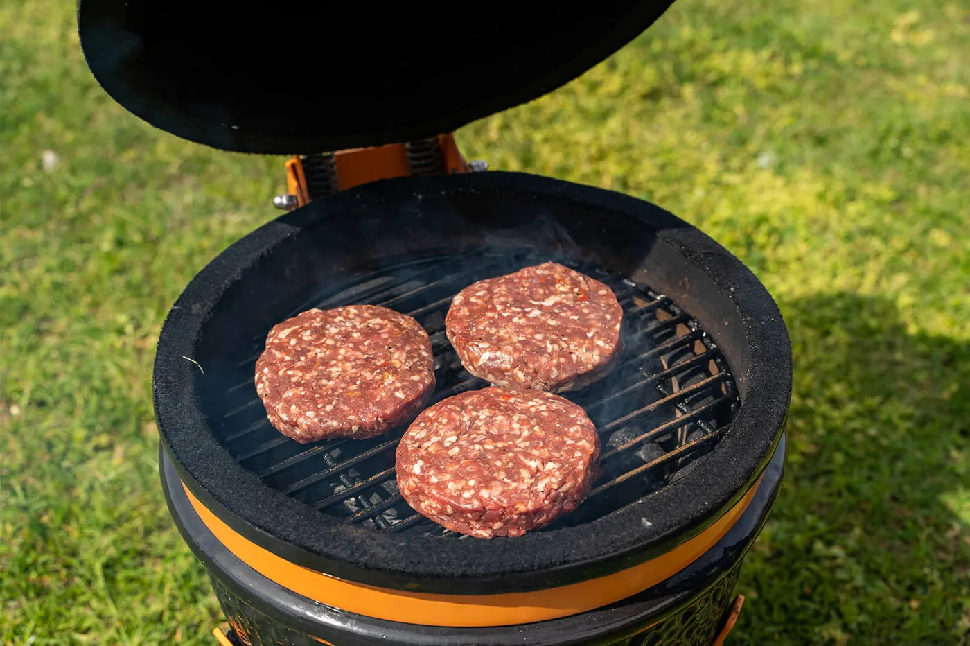 Runderburgers aan het garen op het hete grillrooster