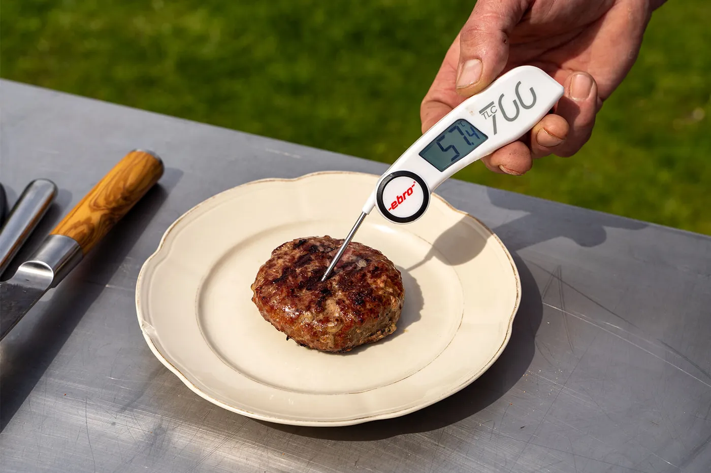 De kerntemperatuur van een runderburger meten met een kernthermometer