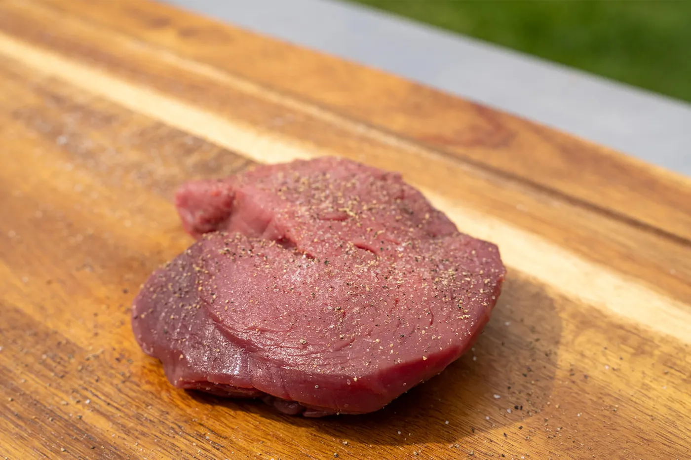 Gekruid runderhaasje klaar voor in de pan
