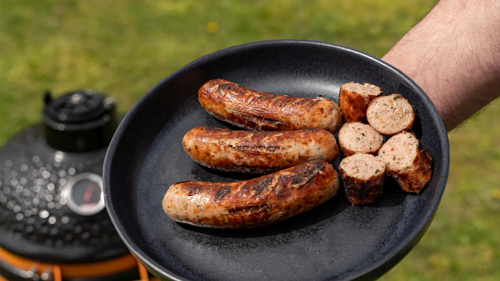 Gegrilde rustieke barbecueworsten op een serveerplank