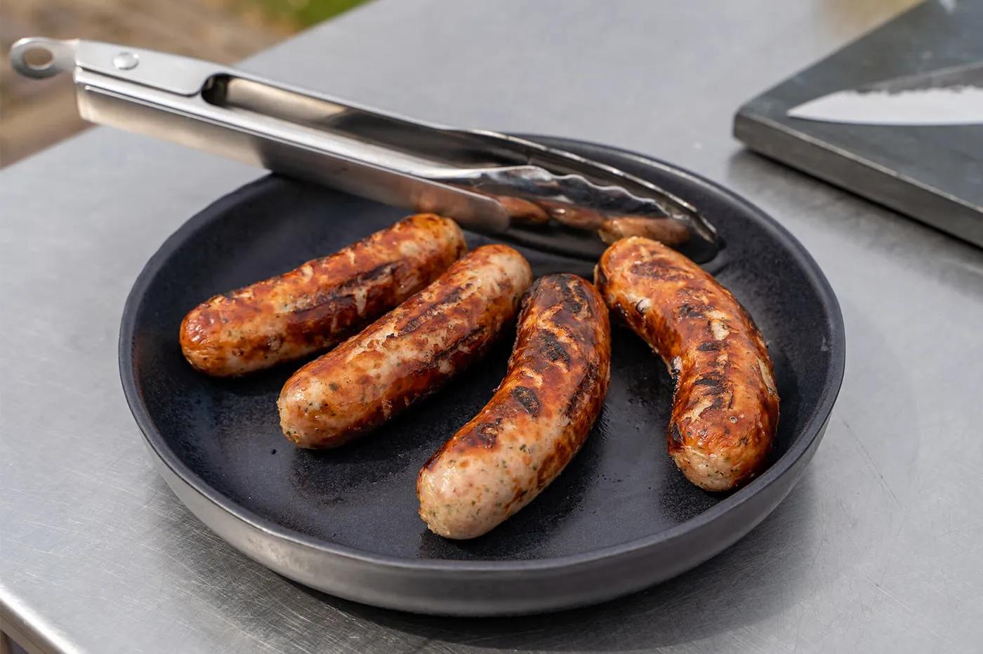 Gegrilde worstjes op een bord