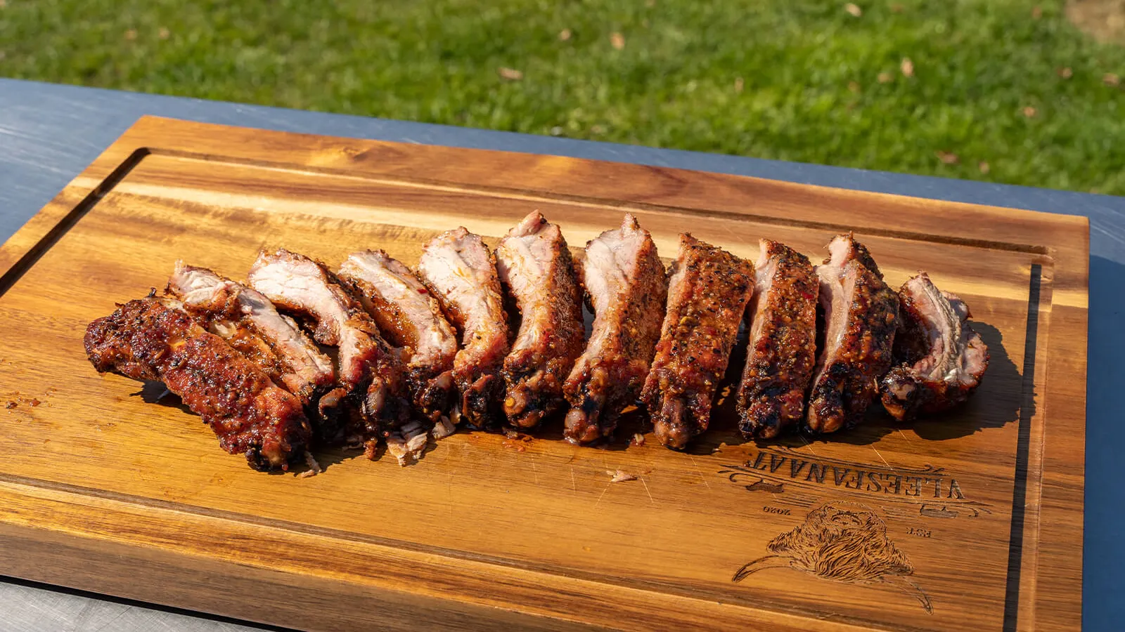 Prachtige gegaarde spareribs op een houten snijplank