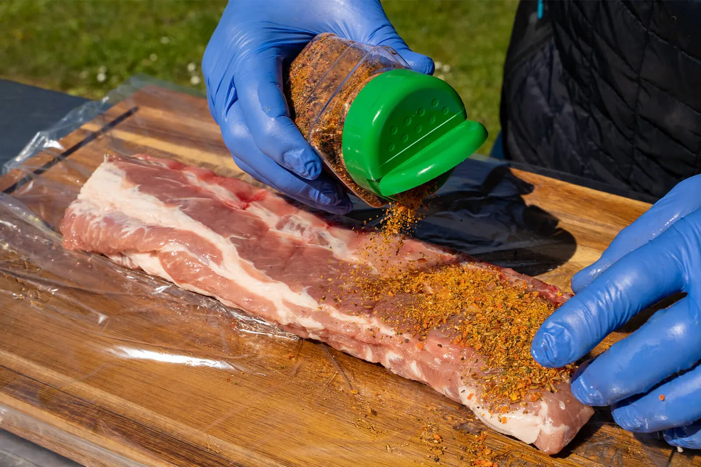 BBQ kruiden/rub over de spareribs strooien
