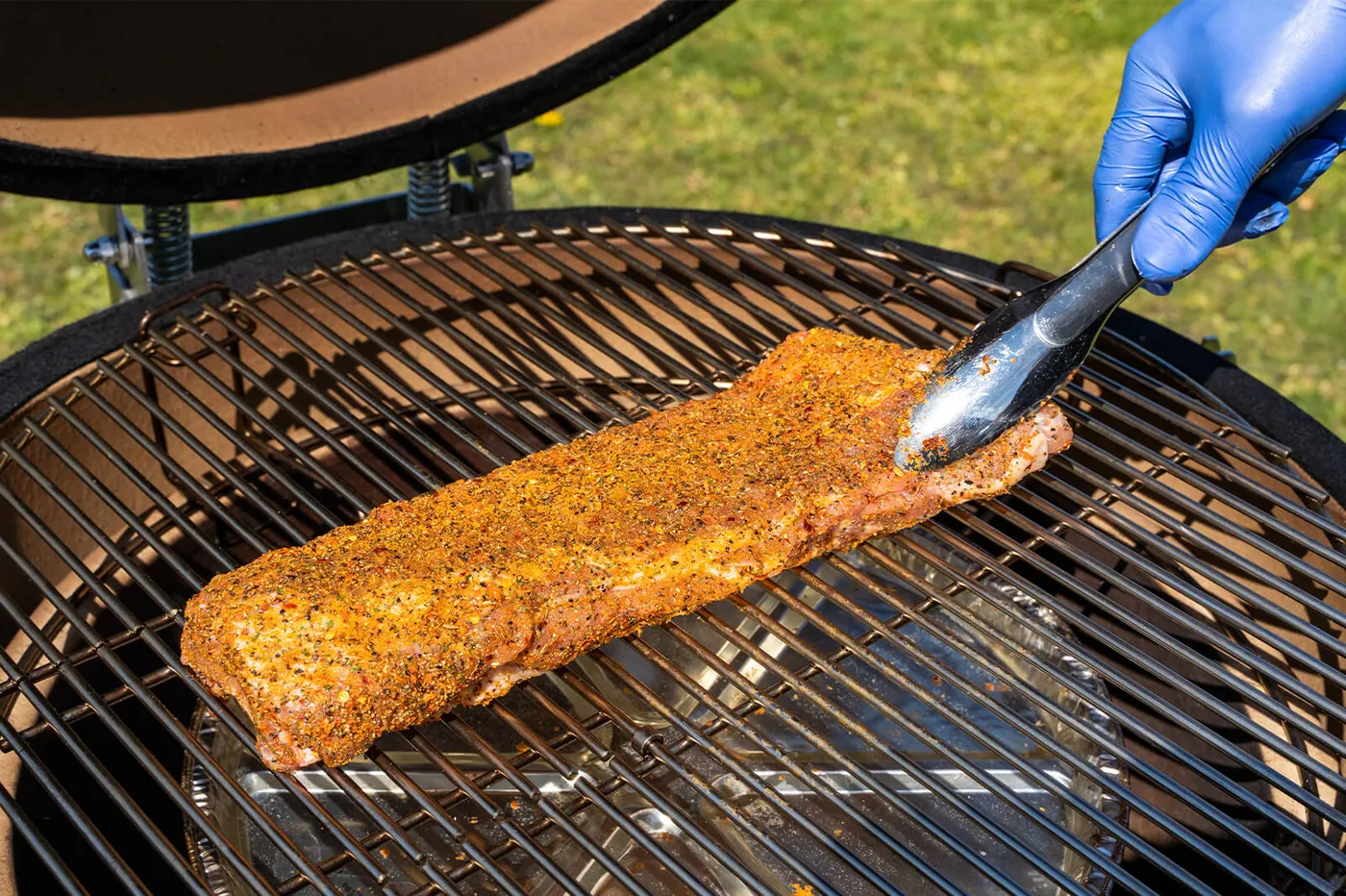 Spareribs met de bevleesde kant naar boven op de barbecue