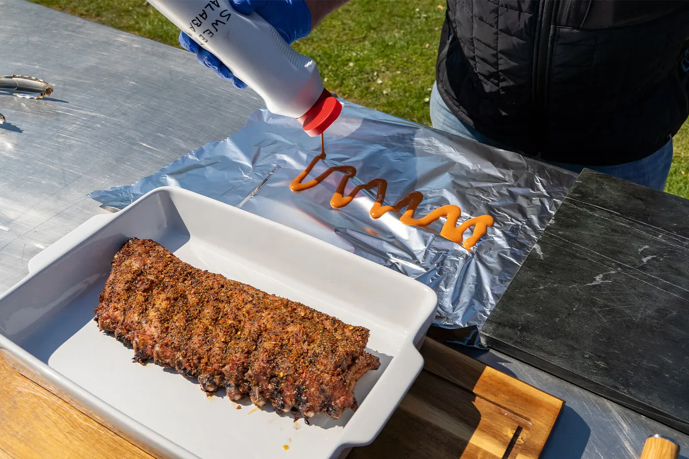 Stukken aluminiumfolie klaarleggen voor de saus