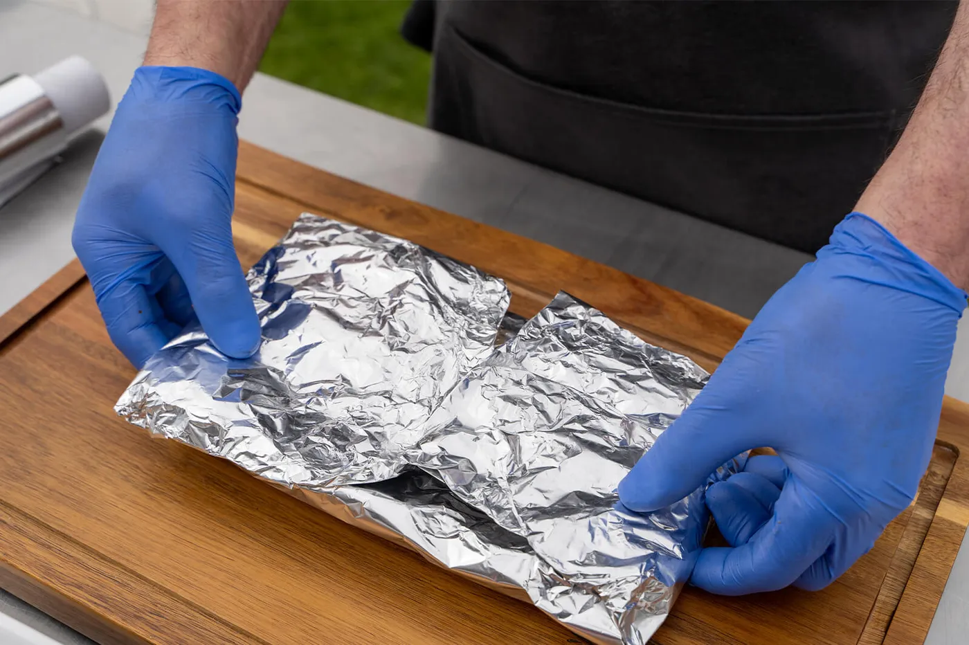 De sparerib mooi ingepakt als pakketje in de aluminiumfolie