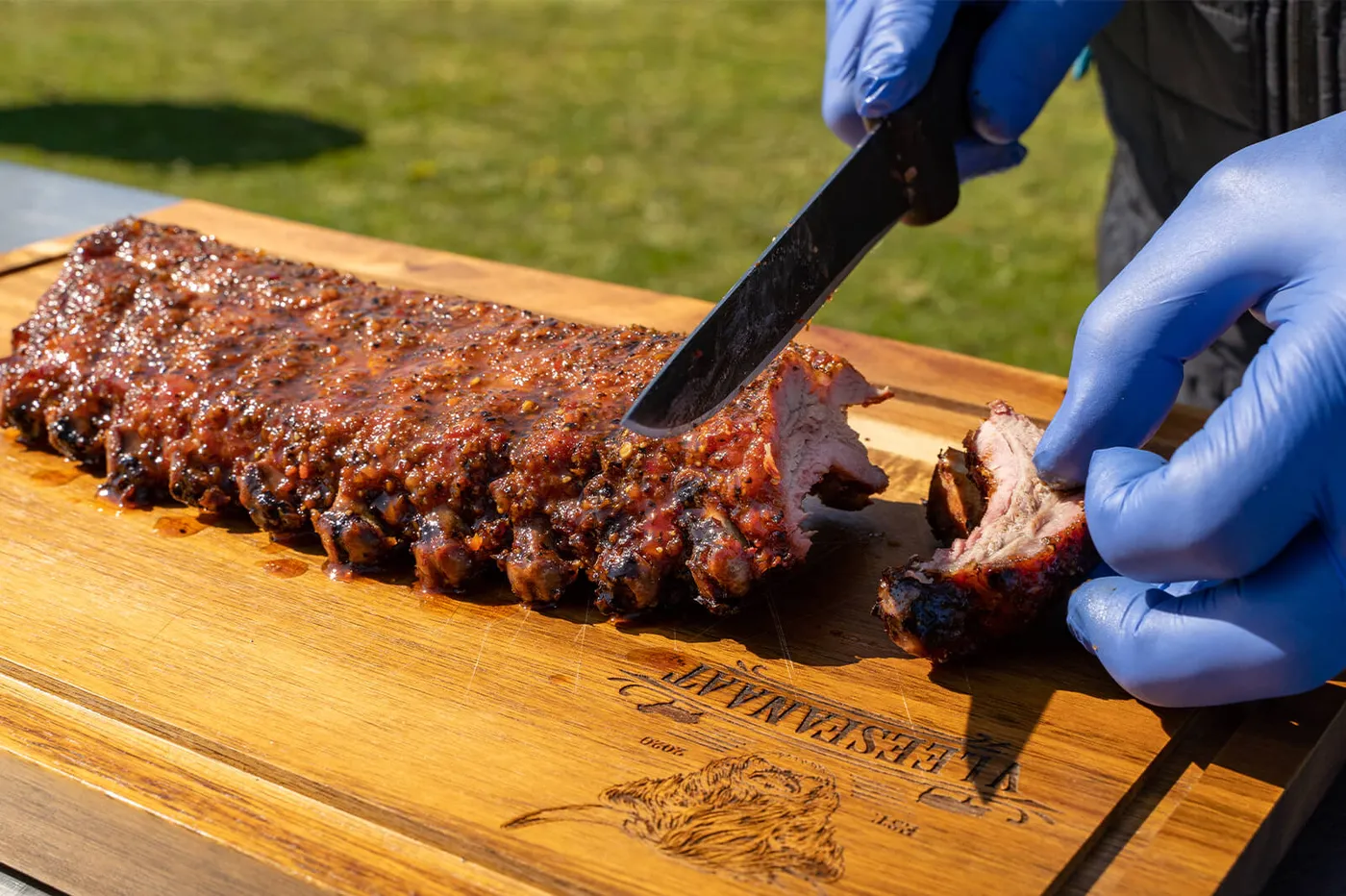 botermalse spareribs klaar om te serveren