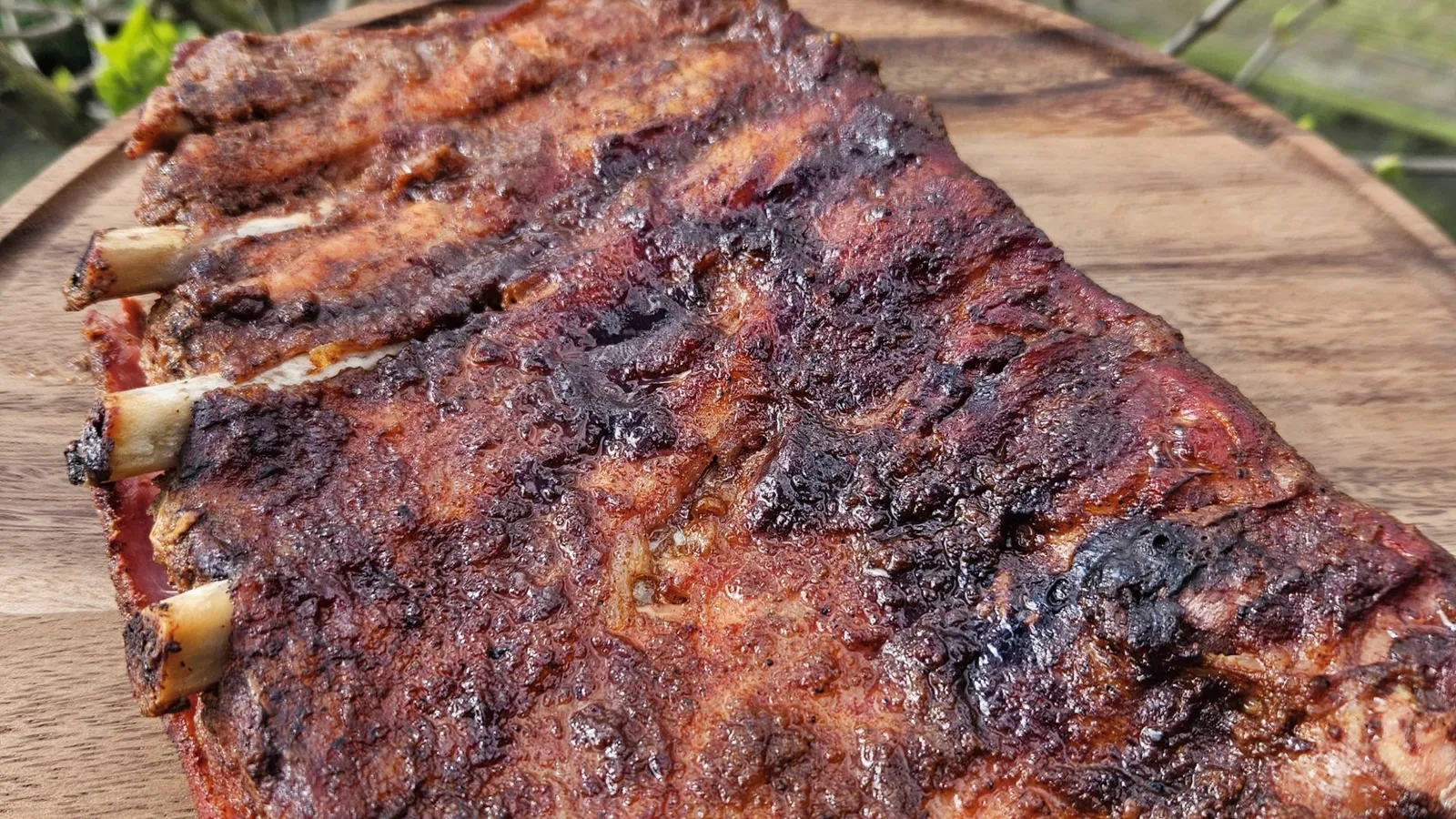 Heerlijke zoet-pittige sriracha bellyribs, low & slow gegaard op de barbecue.