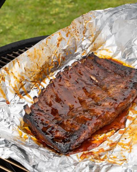 Het eindresultaat: malse, aangesneden belly ribs klaar om te serveren