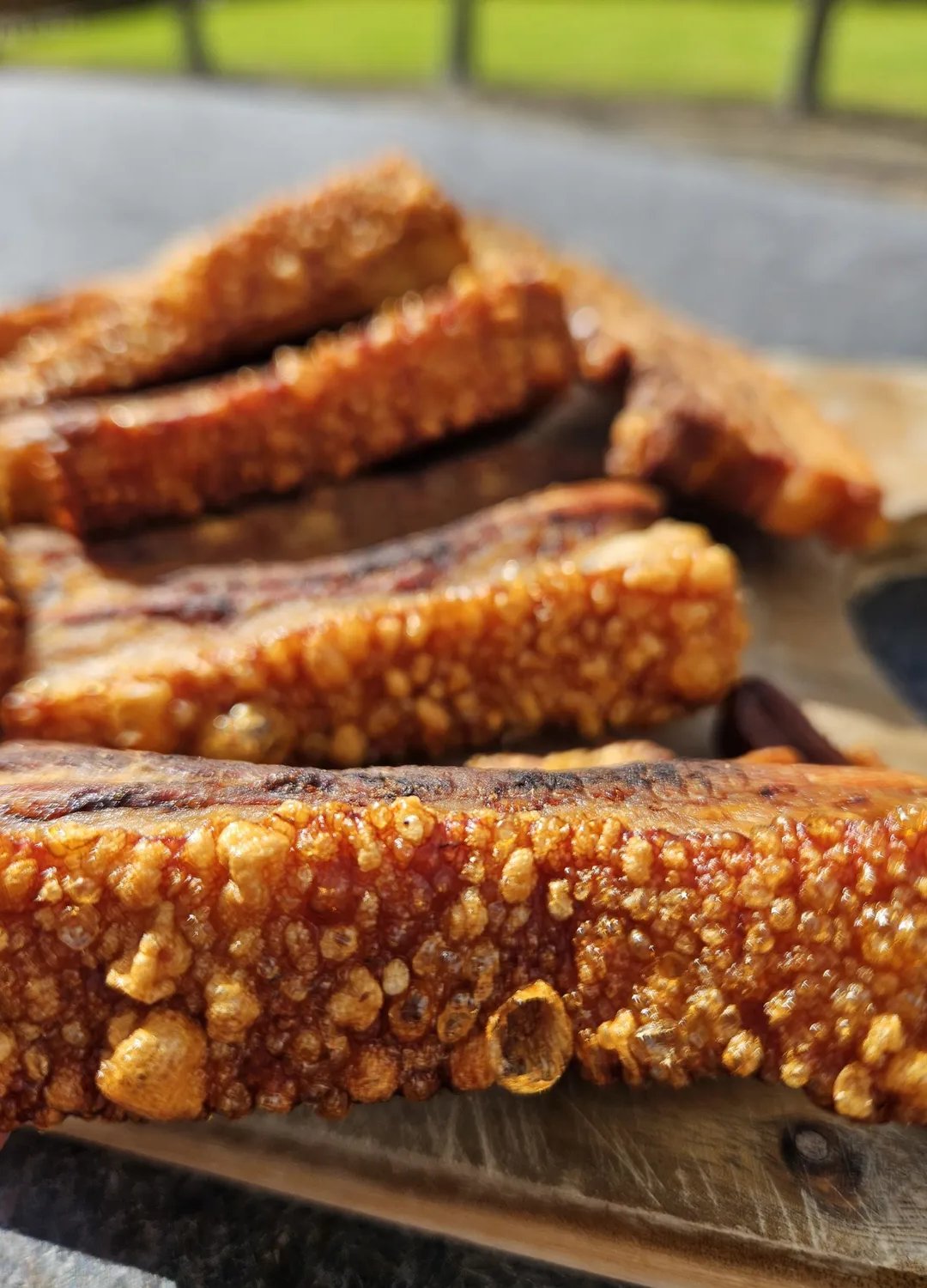 Repen rauw buikspek met zwoerd op een snijplank, klaar voor chicharron