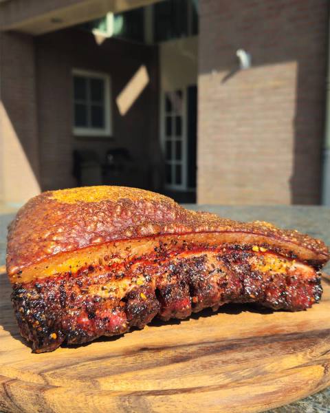 Krokante Crispy Pork Belly aangesneden in perfecte hapklare blokjes.