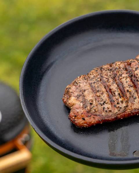 Perfect gegrilde entrecote op een houten snijplank