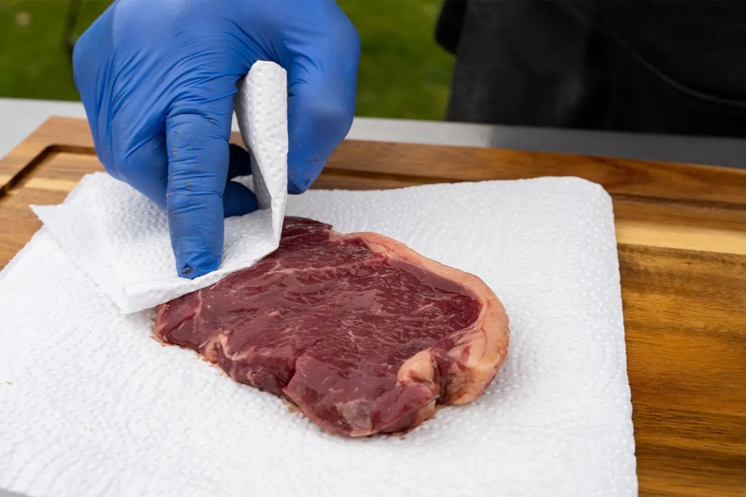 De rauwe entrecote droogdeppen met keukenpapier