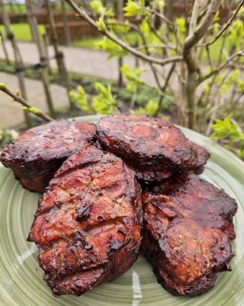 Malse houthakkerssteaks van varkensprocureur, prachtig gegaard op de barbecue.