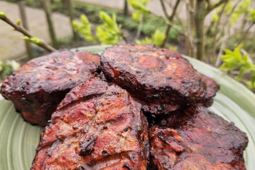 Malse houthakkerssteaks van varkensprocureur, prachtig gegaard op de barbecue.