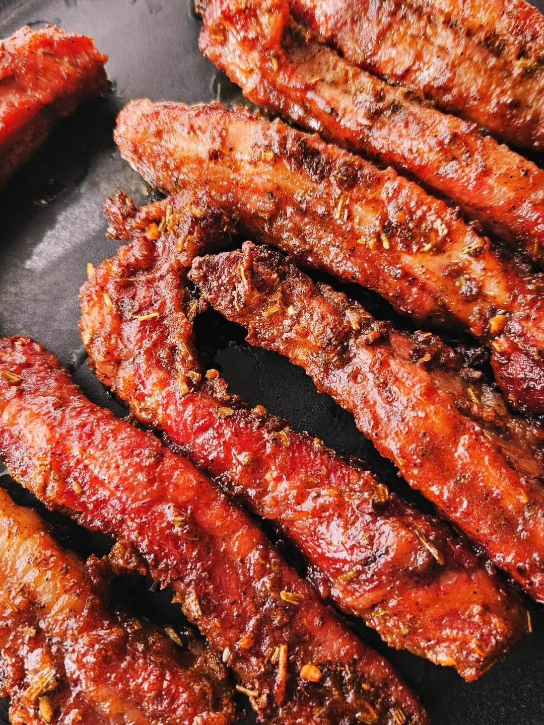 Smakelijke ribfingers geglaceerd en klaar op de BBQ
