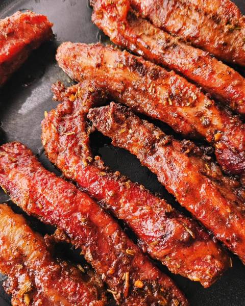 Smakelijke ribfingers geglaceerd en klaar op de BBQ