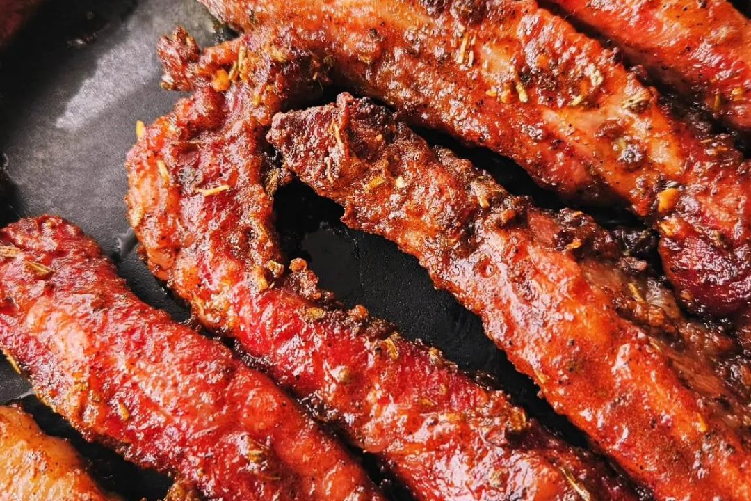 Smakelijke ribfingers geglaceerd en klaar op de BBQ