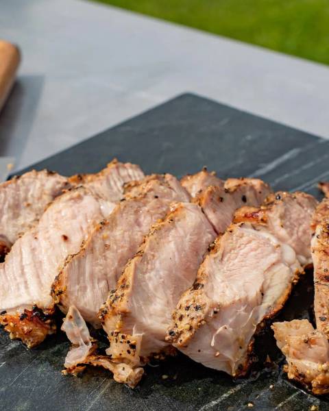 Rauwe kalfs côte de boeuf op een houten plank