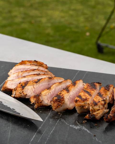 Prachtig gegrilde kalfsentrecote, in plakken gesneden en klaar om te serveren