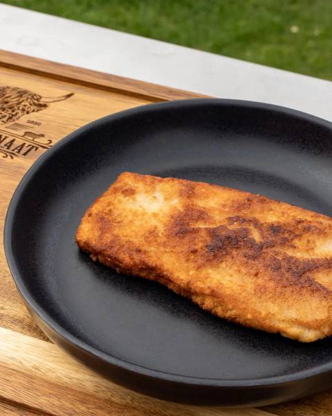 Perfect gebakken goudbruine kalfsschnitzel met een krokante panade