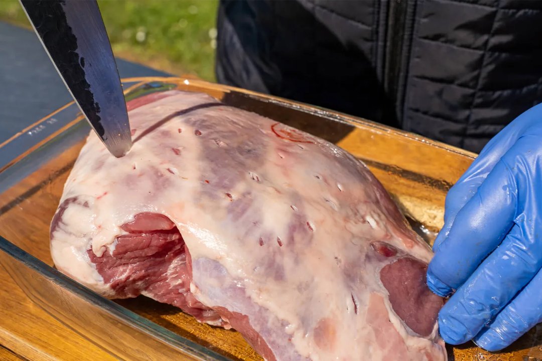 Met een mes gaatjes prikken in de lamsbout