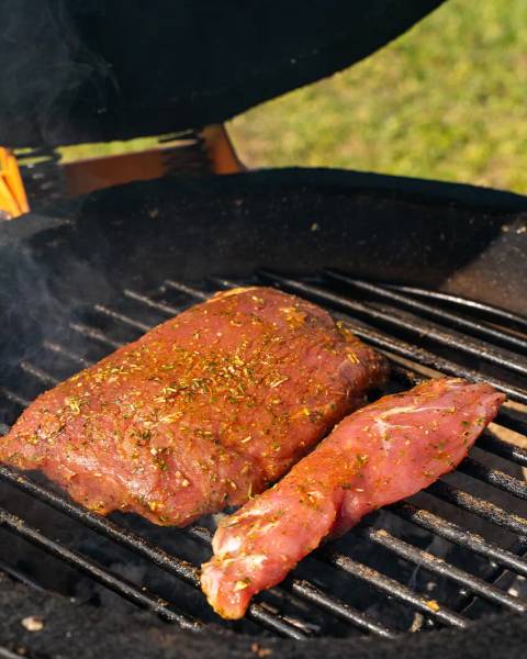 Klaargemaakte lamsfilet en lamshaas in plakjes