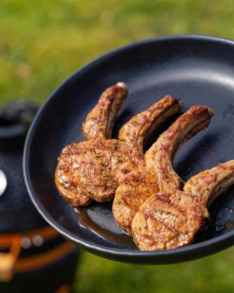 Prachtig gegrilde lamsracks van de barbecue