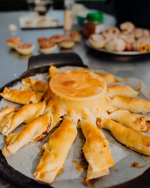 Pizza twisters met een warme kern van gesmolten brie, spekjes en kruidenboter op de BBQ