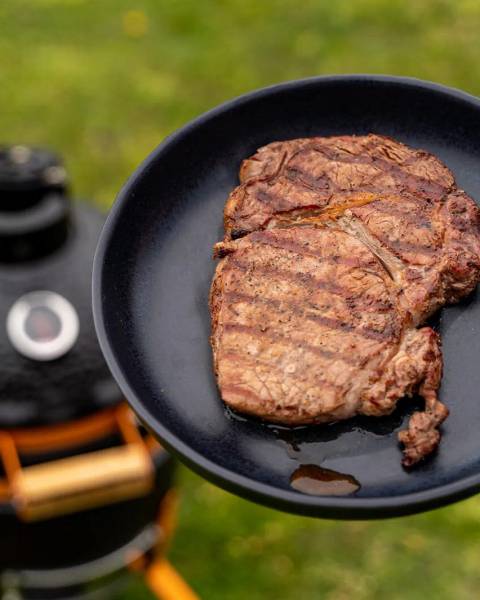 Gegrilde rib-eye steak van de barbecue, aangesneden