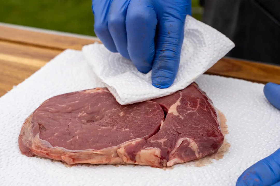 Rib-eye steak deppen met keukenpapier