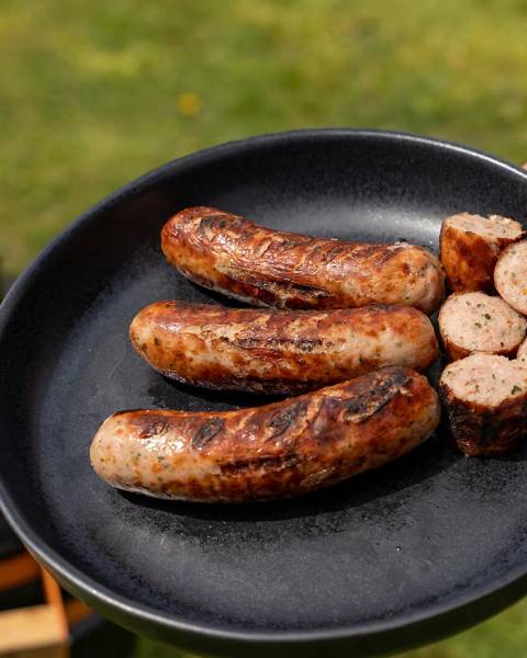 Gegrilde rustieke barbecueworsten op een serveerplank