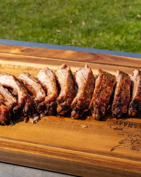 Prachtige gegaarde spareribs op een houten snijplank