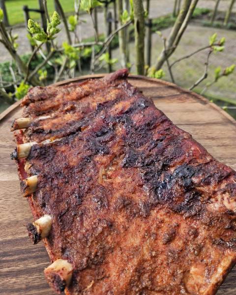 Heerlijke zoet-pittige sriracha bellyribs, low & slow gegaard op de barbecue.