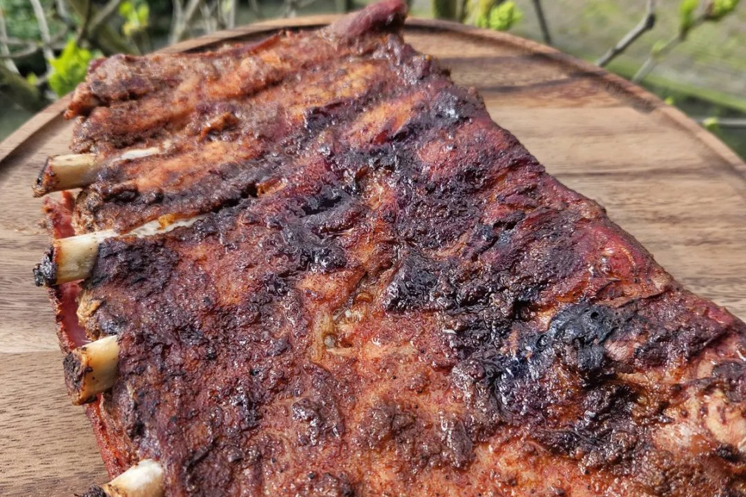 Heerlijke zoet-pittige sriracha bellyribs, low & slow gegaard op de barbecue.